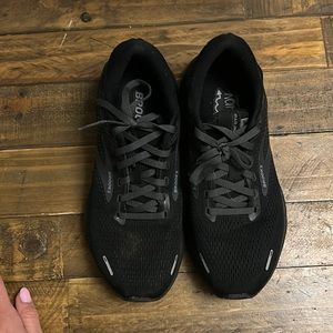 Lightly worn brooks adrenaline 22 sneakers